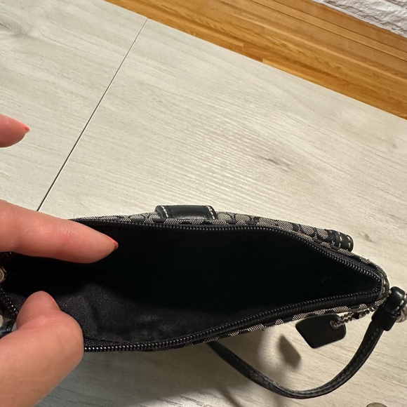 Coach wristlet- authentic - Picture 5 of 7